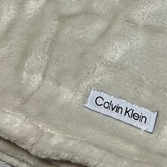 Calvin klein plush throw light - Picture 5 of 7